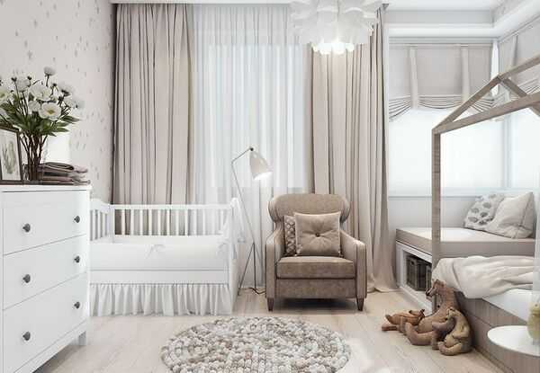 Obiecte audio într-un spațiu luminos și calm, cu tonuri albe și neutre